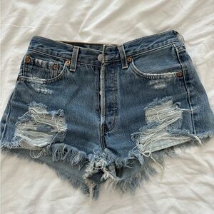 Highwaist Levi’s Distressed Cutoff Shorts